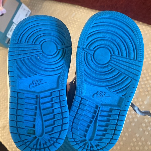 Toddler Boys gray nike air jordans with blue - Picture 4 of 4
